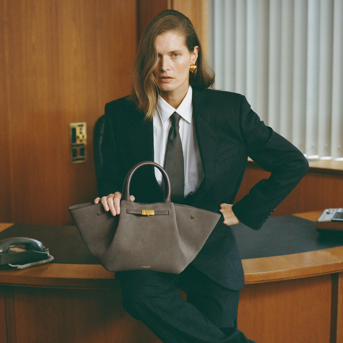 2500x2500 Midi_New_York_Deep_Olive_Suede_Smooth_AW25_Campaign