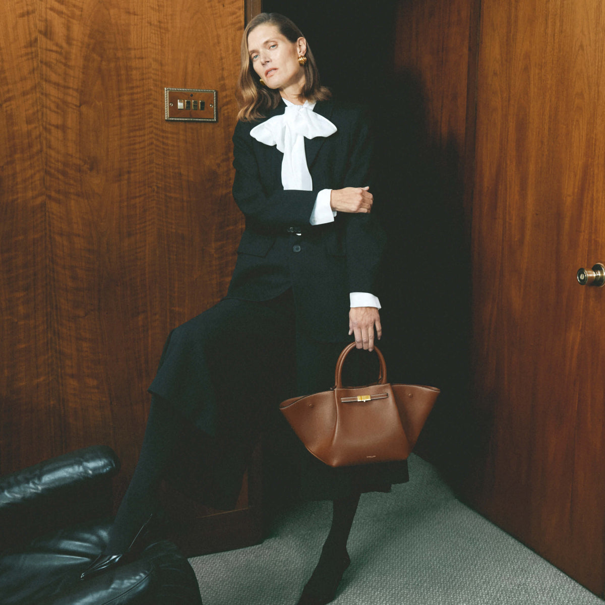2500x2500 Midi_new_york_tan_small_grain_ecru_stitching_AW25_Campaign