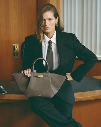 1600x2000 Midi_New_York_Deep_Olive_Suede_Smooth_AW25_Campaign_cf36e0f0 4d73 4011 9a4e 8e25994391d2