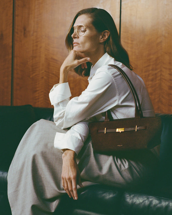 1600x2000 New_York_Shoulder_Mocha_Suede_and_Smooth_AW25_Campaign
