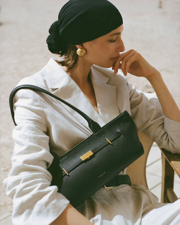 1600x2000 New_york_shoulder_bag_black_small_grain_SS25_Campaign