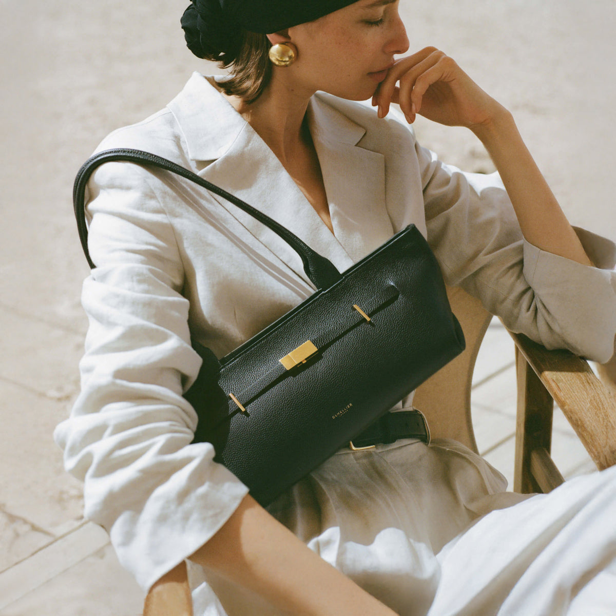 2500x2500 New_york_shoulder_bag_black_small_grain_SS25_Campaign