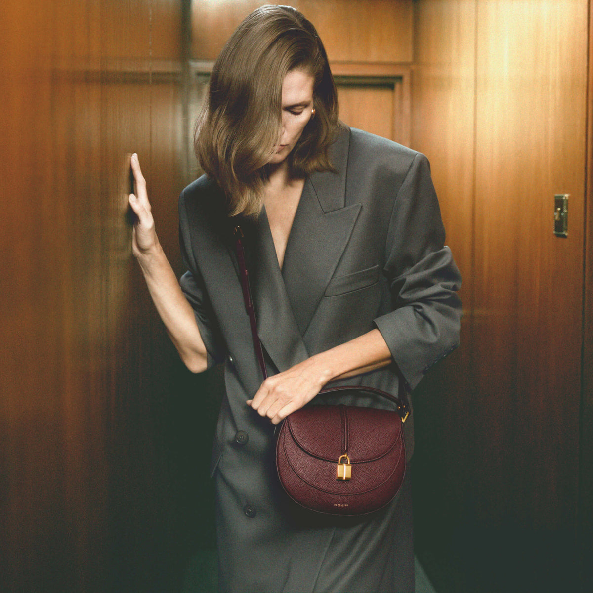 2500x2500 Siena_Saddle_Burgundy_Small_Grain_AW25_Campaign