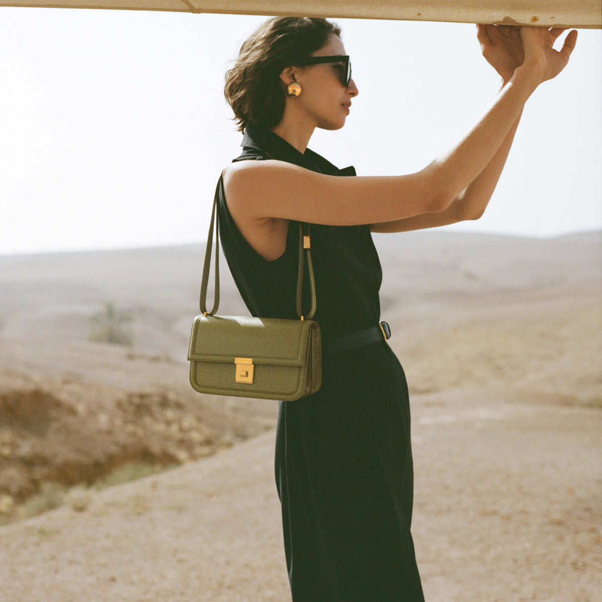 2500x2500 paris_crossbody_light_olive_smooth_2_SS25_Campaign