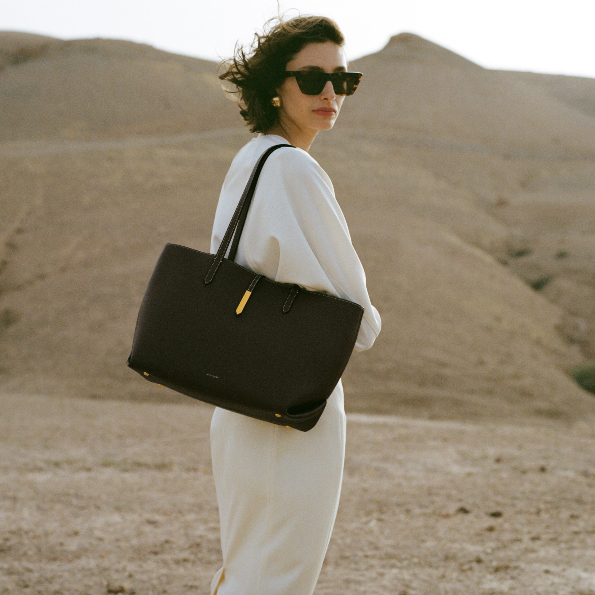 2500x2500 tokyo_tote_black_small_grain_SS25_Campaign