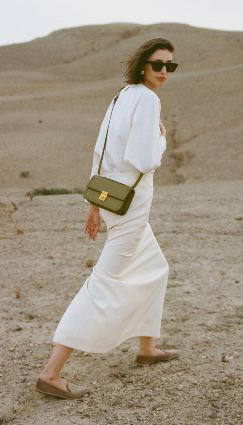 800x1400 paris_crossbody_light_olive_smooth_SS25_Campaign