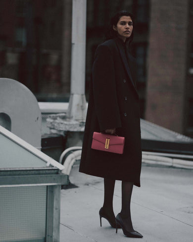 Vancouver_clutch_rose_smooth_AW23_Campaign