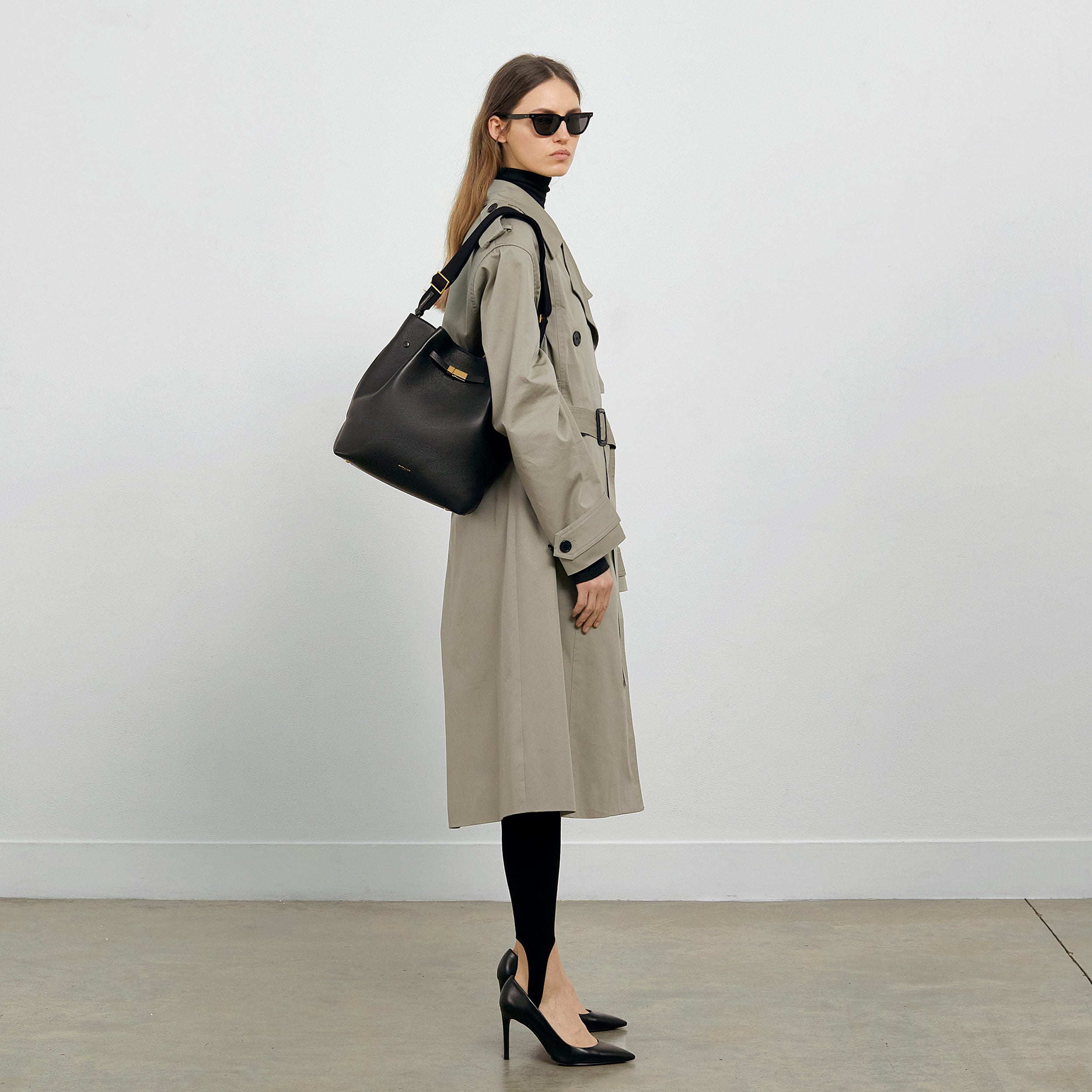 The New York Large Bucket Petit Grain Ecru Noir DeMellier