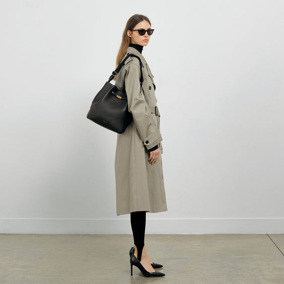 The New York Large Bucket | Schwarz Genarbtes Leder Ecru Stitching 