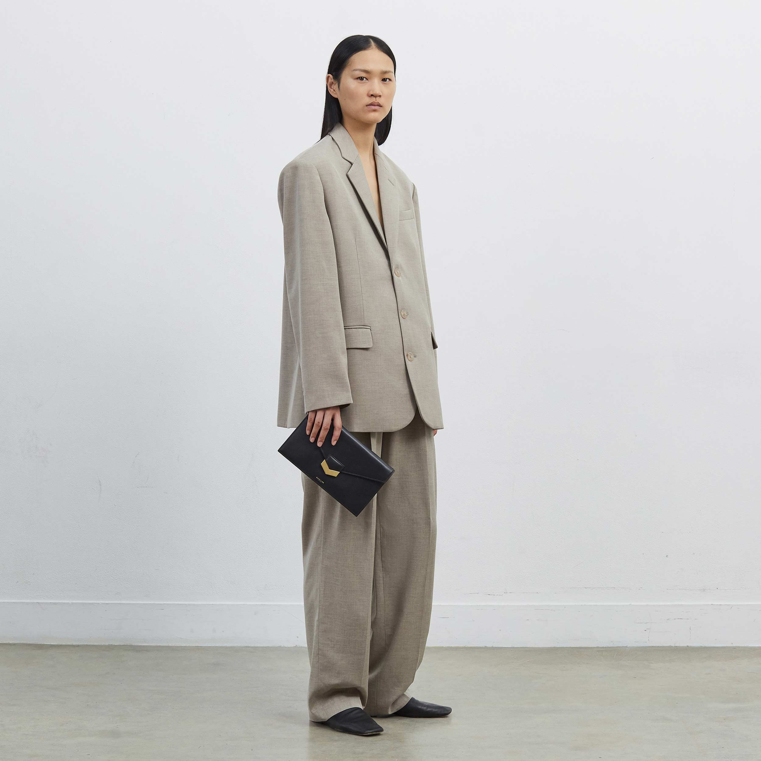 The London Clutch | Natural Raffia Black Smooth | DeMellier