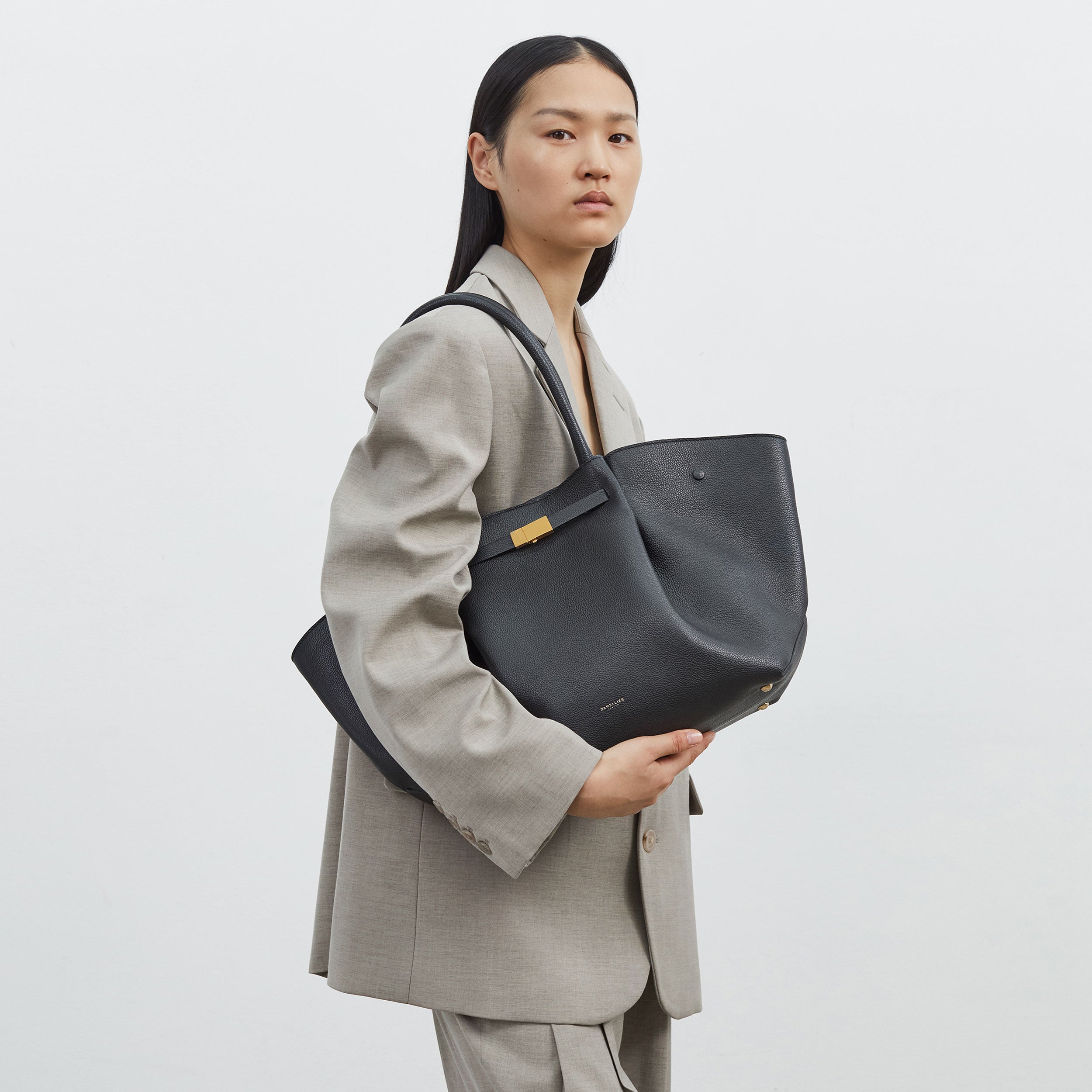 The New York | Black Small Grain | DeMellier